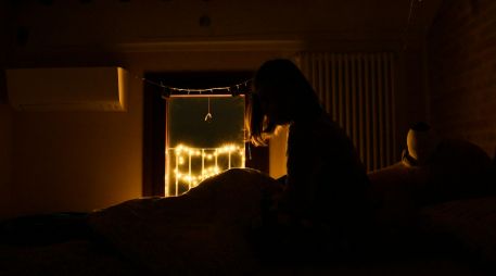 Los adolescentes se acostumbran a dormir y despertar tarde, lo que retrasa la fase del sueño profundo, un factor crucial para la consolidación de la memoria, y esto se acrecentó durante el confinamiento. ESPECIAL / Foto de Greta Bartolini en Unsplash