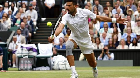 Djokovic, quien no ha disputado ninguna final este año, y necesitó de una operación de rodilla derecha en junio, y busca su octavo campeonato en el All England Club para empatar una marca de Roger Federer. EFE / T. Akmen