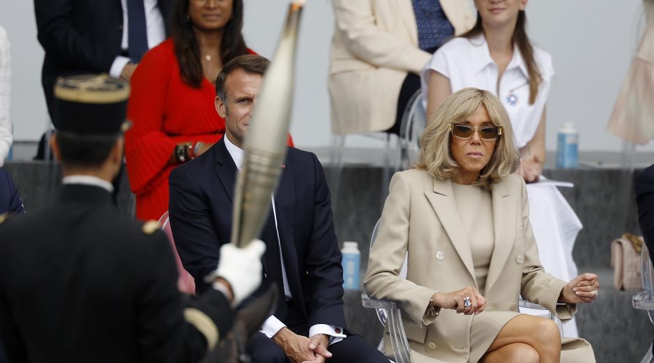 El presidente Emmanuel Macron, junto a su esposa Brigitte, saludó la llegada de la antorcha olímpica con la interpretación del himno nacional francés, la Marsellesa. EFE / Y. Valat