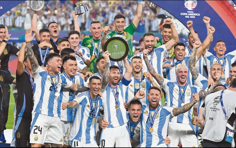 Argentina se coronó bicampeón de la Copa América y prolongó su trayectoria ganadora. AFP