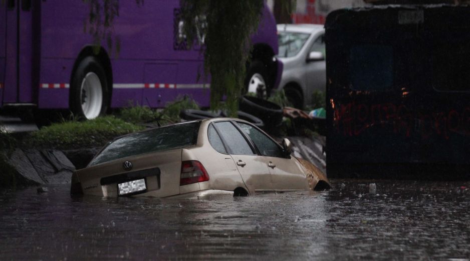 Si dejas que tu vehículo se exponga por tiempo prolongado a la lluvia, incrementan las probabilidades de sufrir humedad interna. SUN / ARCHIVO