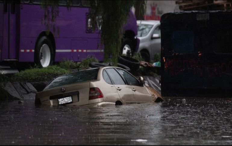 Si dejas que tu vehículo se exponga por tiempo prolongado a la lluvia, incrementan las probabilidades de sufrir humedad interna. SUN / ARCHIVO