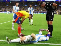 La escena mostraba su tobillo derecho visiblemente hinchado, evocando recuerdos de la lesión de Maradona en el Mundial de 1990. El jugador de 37 años se mostró visiblemente afectado. AFP/ARCHIVO