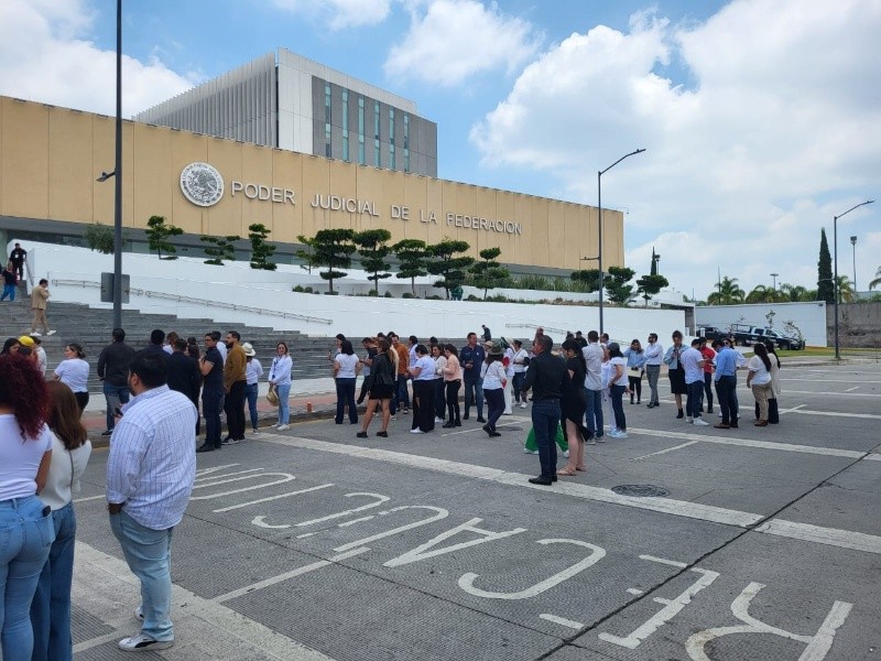 Alrededor de las 12 del día los manifestantes ocuparon por 10 minutos los carriles centrales de Periférico para bloquear el tránsito vehicular. EL INFORMADOR / O. González 