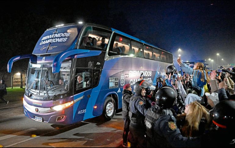 Los argentinos fueron vitoreados por miles de aficionados. AFP/L. Robayo