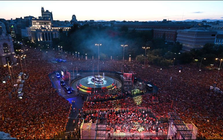 La Plaza Cibeles, en Madrid, fue la parada final del festejo, donde cientos de miles esperaban a sus ídolos. EFE/F. Villar