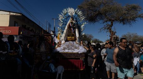 Procesión con la imagen de la Virgen del Carmen en Iquique, Chile, uno de los países donde la devoción es más fuerte. EFE/A. Díaz