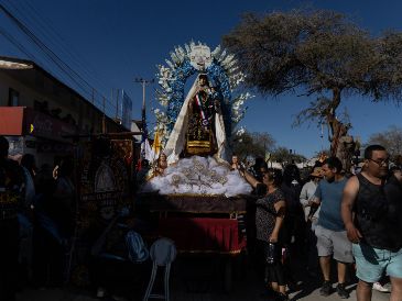 Procesión con la imagen de la Virgen del Carmen en Iquique, Chile, uno de los países donde la devoción es más fuerte. EFE/A. Díaz