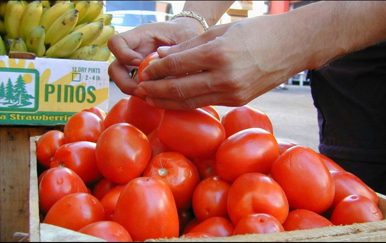 Evita los jugos de tomate envasados, que pueden contener altos niveles de sal y azúcar, y optar por preparar tu propia versión en casa. SUN / ARCHIVO