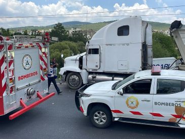 Se recomienda precaución y cautela al momento de circular por la autopista a Morelia; personal de Servicios de Emergencia se encuentra realizando trabajos de rescate. ESPECIAL / Protección Civil y Bomberos de Tlajomulco