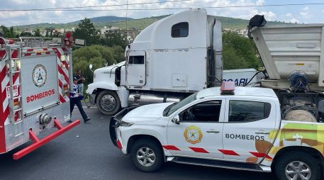 Se recomienda precaución y cautela al momento de circular por la autopista a Morelia; personal de Servicios de Emergencia se encuentra realizando trabajos de rescate. ESPECIAL / Protección Civil y Bomberos de Tlajomulco