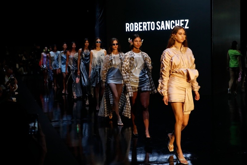 Modelos desfilan prendas de la colección “Acapulco en el sueño” del diseñador mexicano Roberto Sánchez este martes, en el marco de la 81 edición de Intermoda en Guadalajara. EFE / F. Guasco