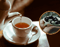 El té de ciruela pasa puede ser una opción natural y efectiva para mejorar la salud digestiva en ciertas circunstancias. CANVA