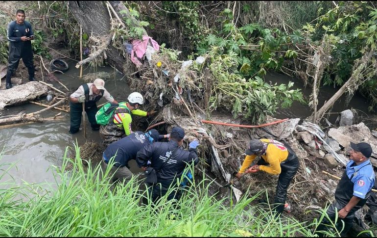 El cuerpo será trasladado por Personal de Servicios Médicos Forenses; la búsqueda de la mujer continúa. ESPECIAL /  Protección Civil y Bomberos de Tlajomulco