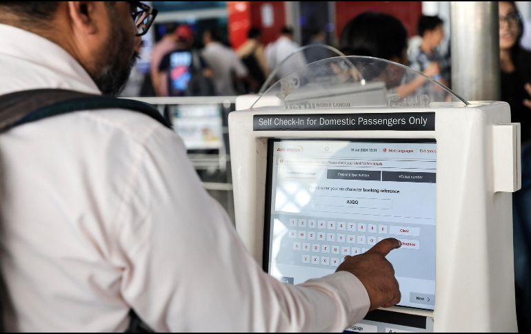 Un pasajero en el aeropuerto de Nueva Delhi trata de obtener un pase de abordar en una computadora afectada. Los aeropuertos fueron los primeros en reportar las fallas. EFE/R. Gupta