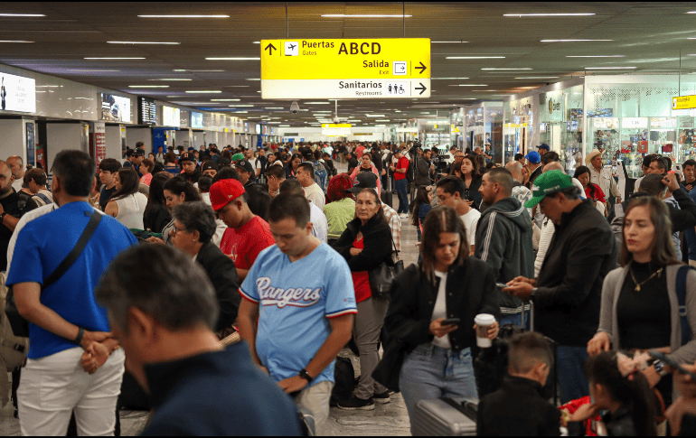 Las filas se acumulan en el Aeropuerto Internacional de Guadalajara debido al caos que ha provocado la falla de Microsoft en las aerolíneas. EL INFORMADOR / H. Figueroa