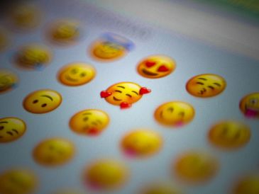 Los emojis nos permiten expresar emociones e ideas de manera más concreta y atractiva, además de facilitar las conversaciones. ESPECIAL / Foto de Domingo Alvarez E en Unsplash