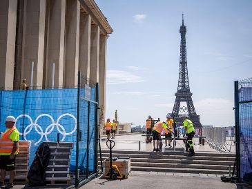 Preparativos para la ceremonia de inauguración de los Juegos Olímpicos, que arrancarán el 26 de julio. EFE/C. Petit