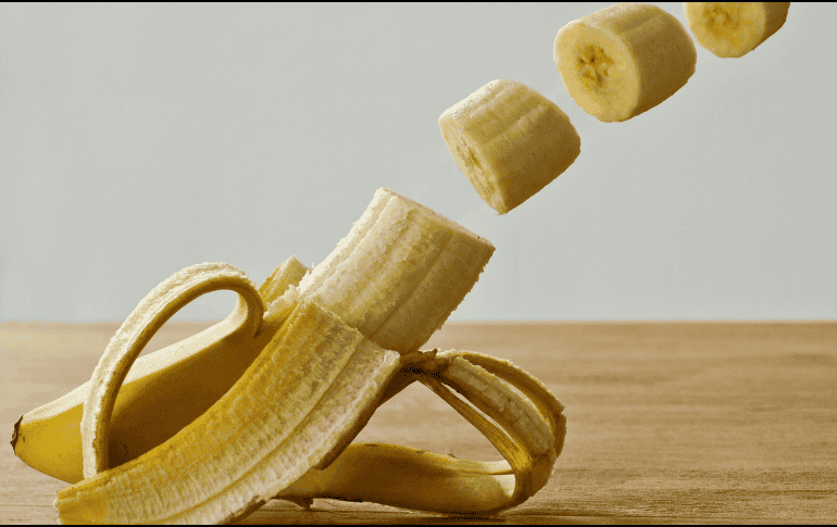 Integrar un plátano en tu alimentación diaria puede ofrecer una serie de beneficios significativos para la salud, desde mejorar la digestión y regular los niveles de azúcar en sangre, hasta apoyar la función cardiovascular y aumentar la energía.  CANVA
