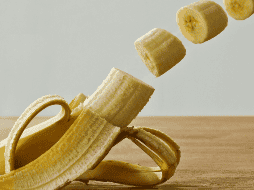 Integrar un plátano en tu alimentación diaria puede ofrecer una serie de beneficios significativos para la salud, desde mejorar la digestión y regular los niveles de azúcar en sangre, hasta apoyar la función cardiovascular y aumentar la energía.  CANVA