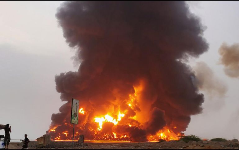 El Ejercito de Israel bombardea el puerto de Hodeida en Yemen. EFE / HOUTHIS MEDIA CENTER