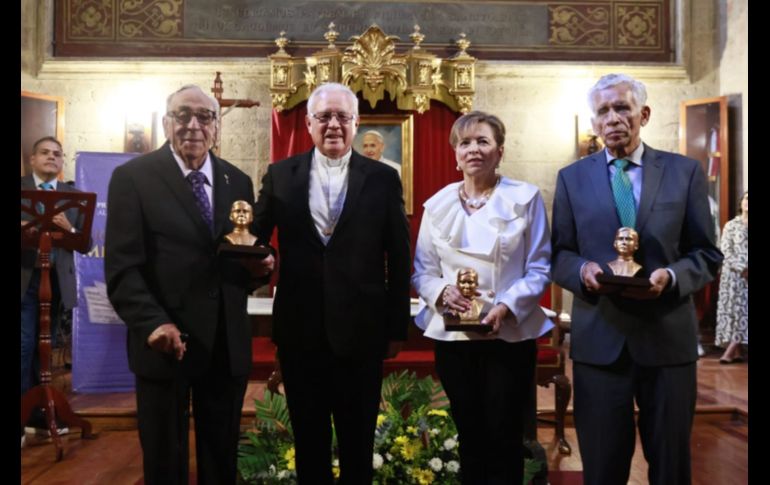 Los comunicadores galardonados con esta distinción fueron Felícitas Regalado Ángel, Felipe Cobián Rosales y Jorge Humberto González Bravo, todos con una larga trayectoria en medios de comunicación en el estado. ESPECIAL
