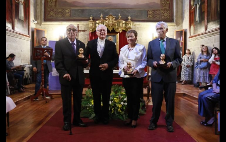 Los comunicadores galardonados con esta distinción fueron Felícitas Regalado Ángel, Felipe Cobián Rosales y Jorge Humberto González Bravo, todos con una larga trayectoria en medios de comunicación en el estado. ESPECIAL
