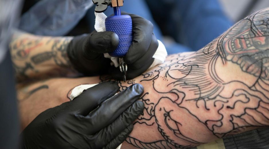 La tinta utilizada en los tatuajes contiene diversas sustancias químicas, algunas clasificadas como cancerígenas. ESPECIAL/ Foto de benjamin lehman en Unsplash
