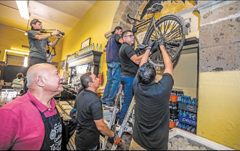 Don Rogelio observa la bajada de la bicicleta para ser llevada a la exposición “Cartas de Navegación” en el Museo Cabañas. Es la segunda ocasión que se presta para este tipo de eventos. EL INFORMADOR/ A. Navarro