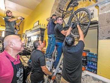 Don Rogelio observa la bajada de la bicicleta para ser llevada a la exposición “Cartas de Navegación” en el Museo Cabañas. Es la segunda ocasión que se presta para este tipo de eventos. EL INFORMADOR/ A. Navarro