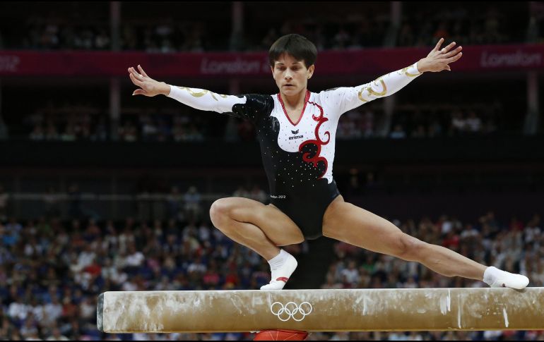 La legendaria Oksana Chusovitina no podrá competir en sus novenos Juegos debido a una lesión sufrida durante el Campeonato Asiático de Gimnasia en abril. AFP / ARCHIVO