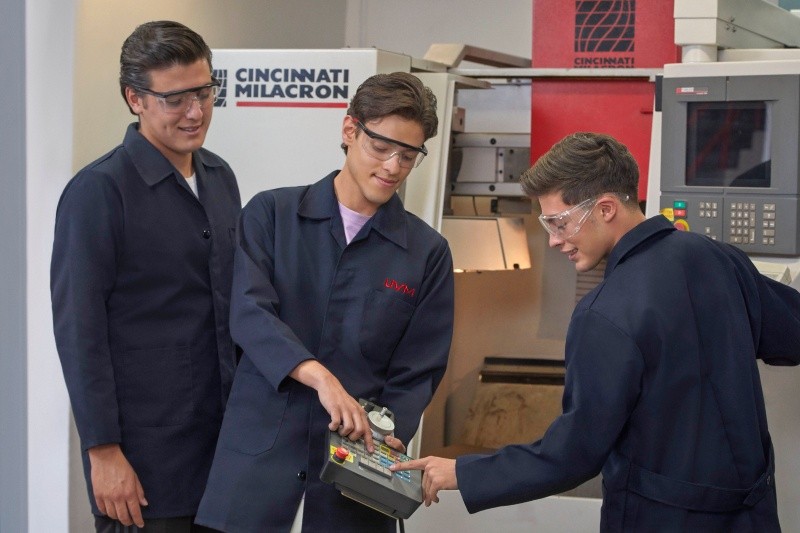  La UVM, por ejemplo, ofrece programas que fomentan estas competencias, preparando a los estudiantes no solo para el mercado laboral local, sino también para desafíos globales. ESPECIAL