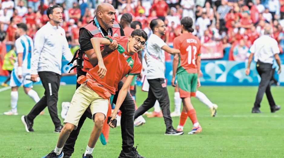 El partido Argentina vs. Marruecos se detuvo tras el lanzamiento de objetos y el ingreso al campo de aficionados marroquíes. AFP