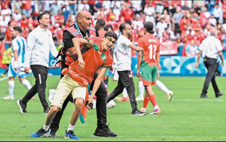 El partido Argentina vs. Marruecos se detuvo tras el lanzamiento de objetos y el ingreso al campo de aficionados marroquíes. AFP