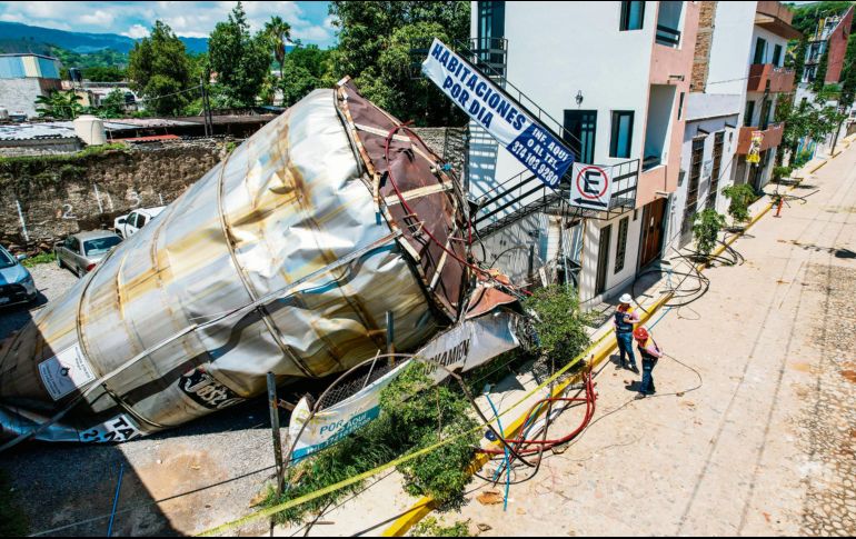Tras el accidente del martes, se está recuperando el Centro Histórico de Tequila y 200 personas ya regresaron a sus casas y comercios. En la imagen, el tanque que voló por la explosión. EL INFORMADOR/ A. Navarro
