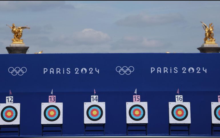 En el arranque de las actividades de los Juegos Olímpicos de París 2024, el equipo mexicano de tiro con arco mixto accedió a las fases de eliminación directa. EFE / S. Gutiérrez