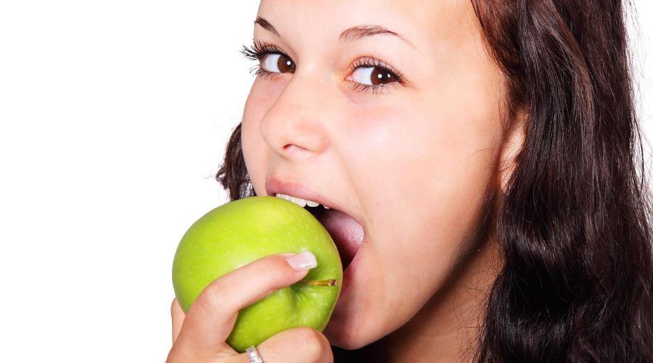Los alimentos fibrosos como la manzana pueden ayudar a tu salud bucal. ESPECIAL / Imagen de PublicDomainPictures en Pixabay
