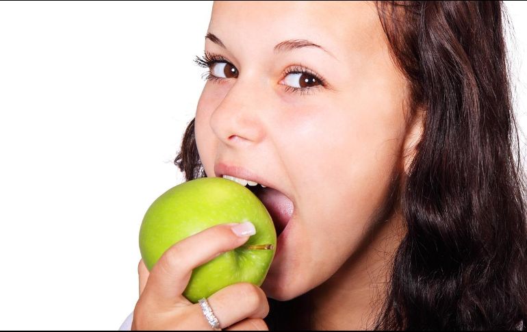 Los alimentos fibrosos como la manzana pueden ayudar a tu salud bucal. ESPECIAL / Imagen de PublicDomainPictures en Pixabay
