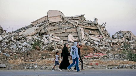 Refugiados escapan de las ruinas de una de las ciudades devastadas por los bombardeos de Israel. EFE