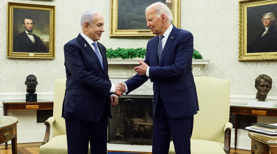 El primer ministro israelí, Benjamín Netanyahu, saluda a Joe Biden. EFE