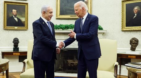 El primer ministro israelí, Benjamín Netanyahu, saluda a Joe Biden. EFE