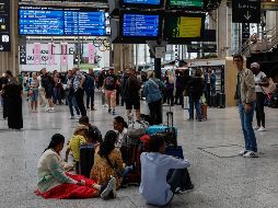 Pasajeros se han quedado varados debido a un ataque masivo a la red de trenes de Francia previo a la ceremonia de inauguración de los Juegos Olímpicos de París. EFE / EPA / MAST IRHAM