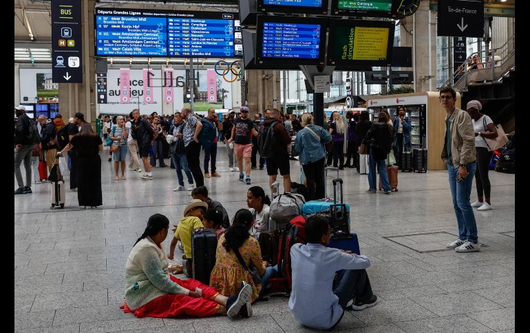 Pasajeros se han quedado varados debido a un ataque masivo a la red de trenes de Francia previo a la ceremonia de inauguración de los Juegos Olímpicos de París. EFE / EPA / MAST IRHAM