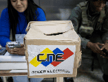 Personal del Consejo Nacional Electoral (CNE) participa en una jornada de información para las elecciones presidenciales de Venezuela. EFE / M. Gutierrez