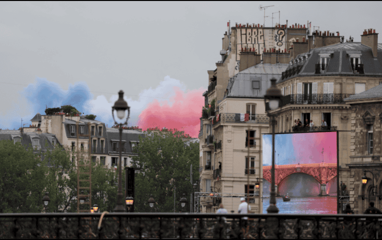 Las calles circundantes al río Sena se pintaron con los colores de la bandera de Francia. AFP