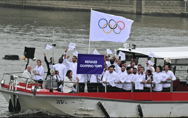 Las naciones participantes de la contienda olímpica navegaron a través del Sena. AFP