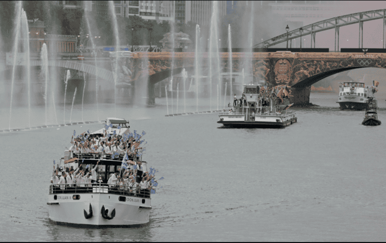 Diversos países arribaron a la ceremonia en uno de los ríos más importantes de la identidad parisina. AFP