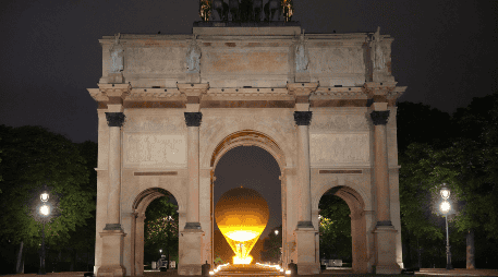 El pebetero, con la llama olímpica encendida, es elevado atado a un globo cerca del Arco del Triunfo del Carrusel durante la ceremonia de inauguración de los Juegos Olímpicos de París 2024. Xinhua/Xue Yuge