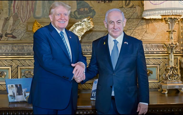 Donald Trump salió a la puerta de su hogar en Miami para recibir al Primer ministro israelí, a quien le dio su apoyo. EFE