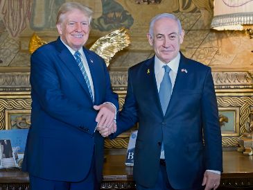 Donald Trump salió a la puerta de su hogar en Miami para recibir al Primer ministro israelí, a quien le dio su apoyo. EFE
